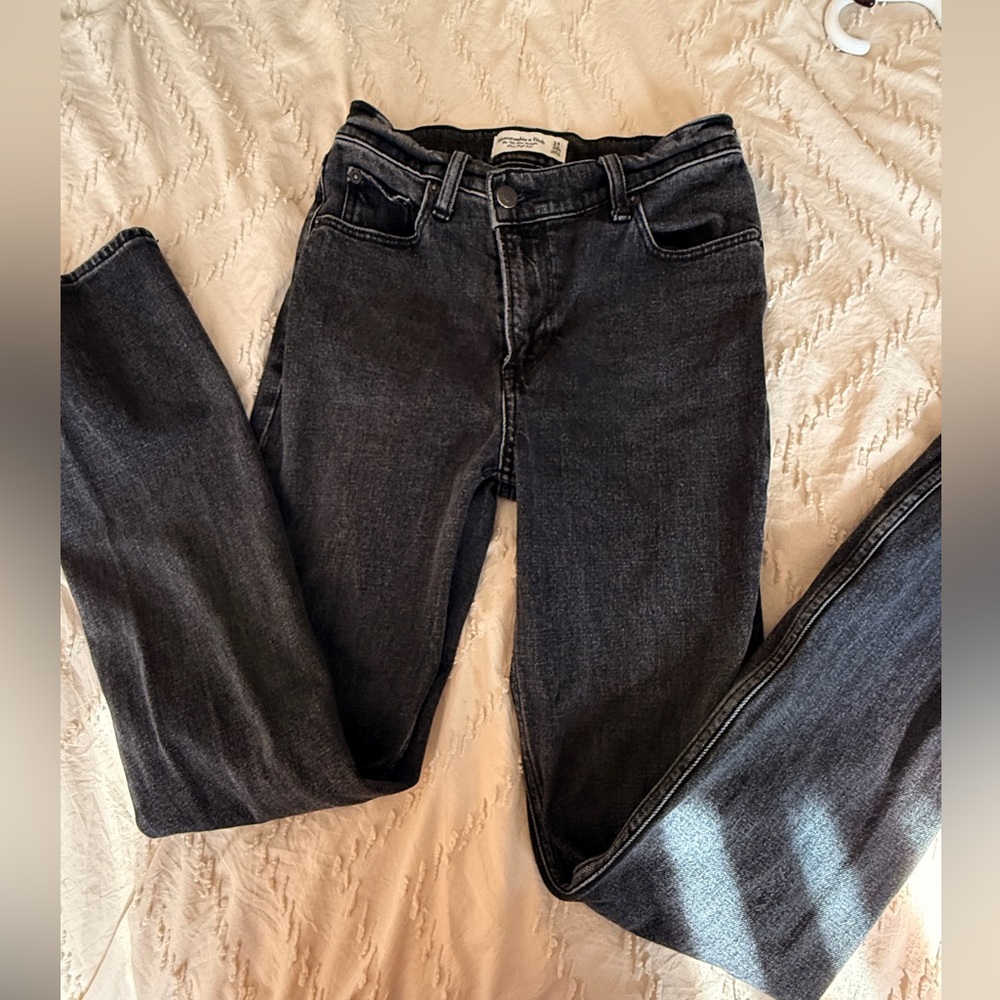 Abercrombie & Fitch- The 90s Slim Straight Ultra High Rise